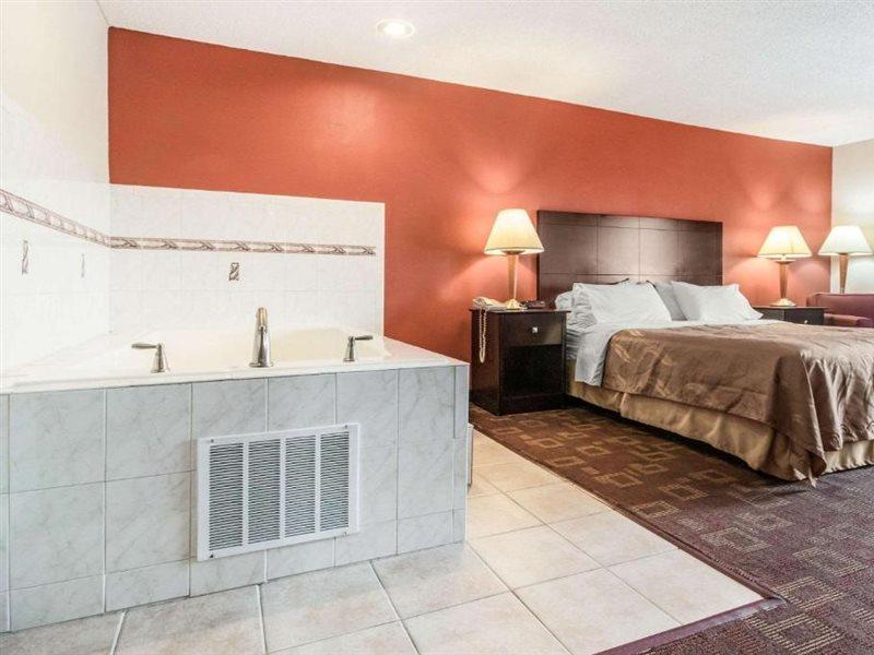 Holiday Inn Express Cincinnati-Лоурънсбърг Екстериор снимка