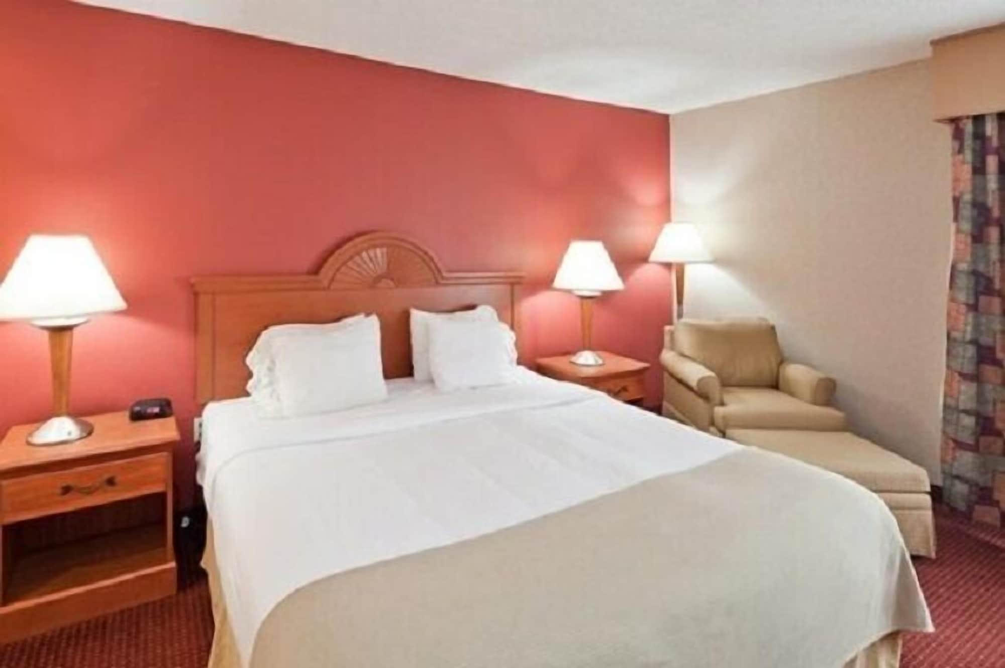 Holiday Inn Express Cincinnati-Лоурънсбърг Екстериор снимка