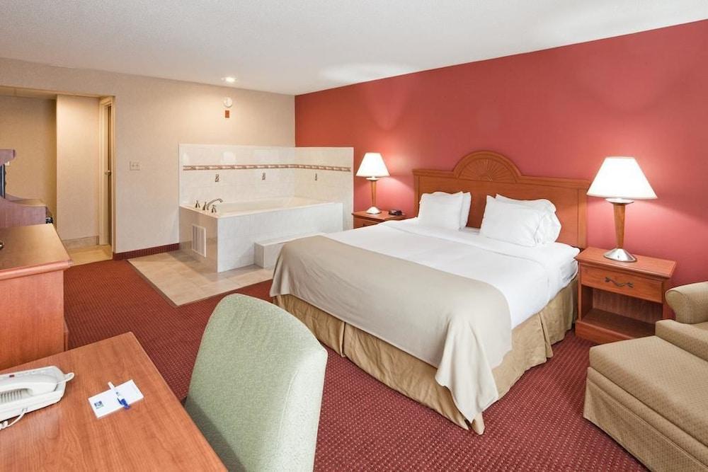 Holiday Inn Express Cincinnati-Лоурънсбърг Екстериор снимка