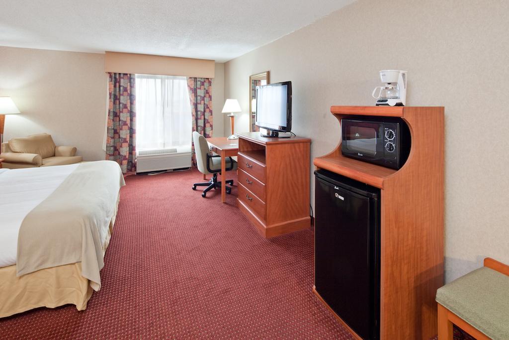 Holiday Inn Express Cincinnati-Лоурънсбърг Екстериор снимка