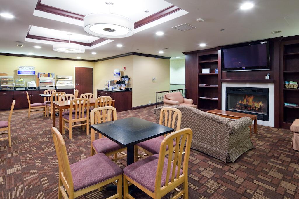 Holiday Inn Express Cincinnati-Лоурънсбърг Екстериор снимка
