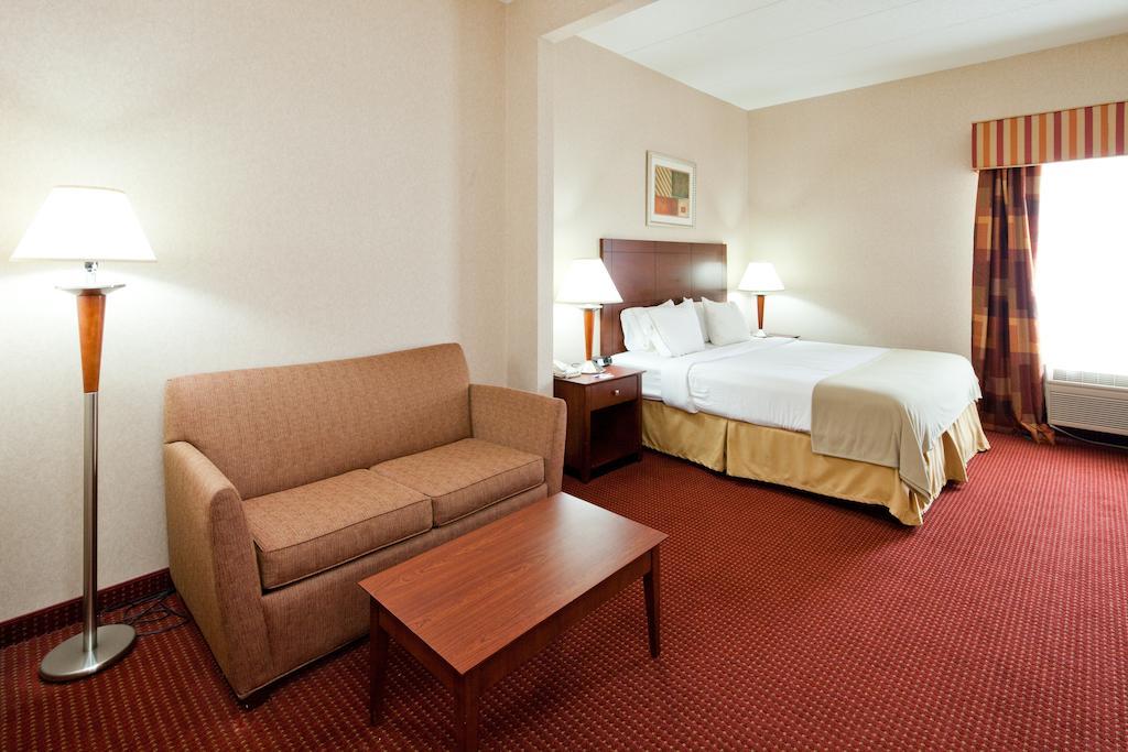 Holiday Inn Express Cincinnati-Лоурънсбърг Екстериор снимка