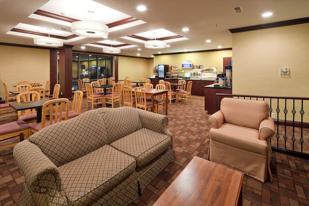 Holiday Inn Express Cincinnati-Лоурънсбърг Екстериор снимка