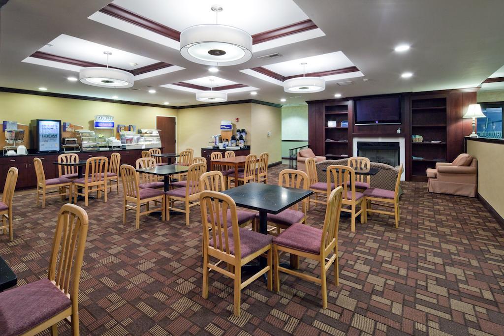 Holiday Inn Express Cincinnati-Лоурънсбърг Екстериор снимка