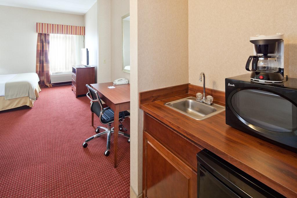 Holiday Inn Express Cincinnati-Лоурънсбърг Екстериор снимка