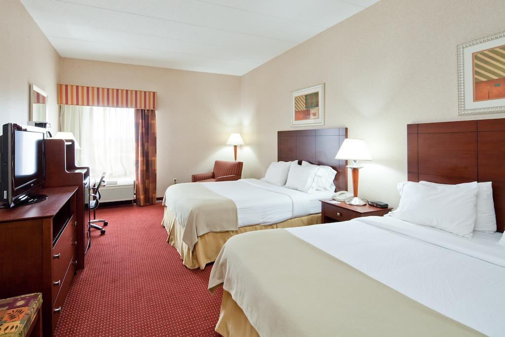 Holiday Inn Express Cincinnati-Лоурънсбърг Екстериор снимка