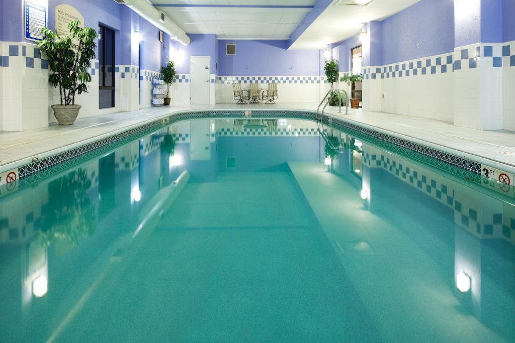 Holiday Inn Express Cincinnati-Лоурънсбърг Екстериор снимка