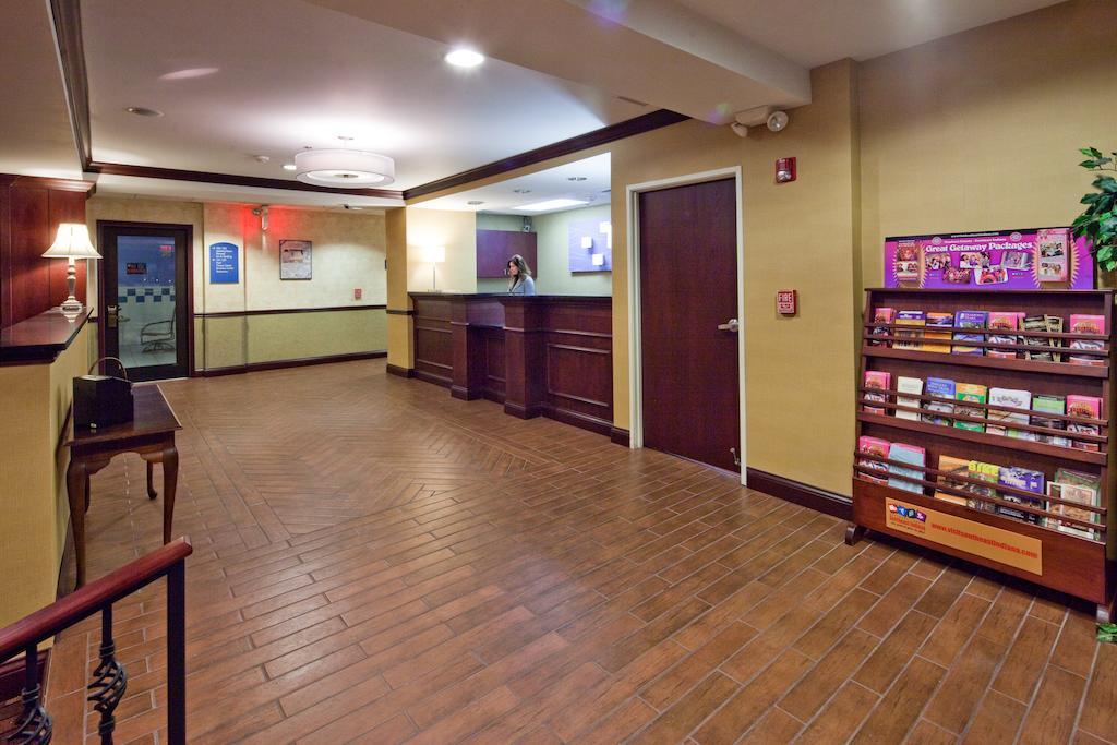 Holiday Inn Express Cincinnati-Лоурънсбърг Екстериор снимка
