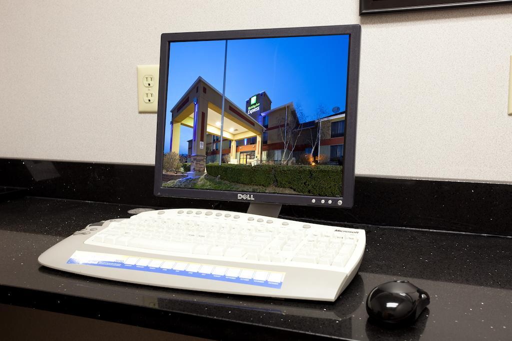 Holiday Inn Express Cincinnati-Лоурънсбърг Екстериор снимка