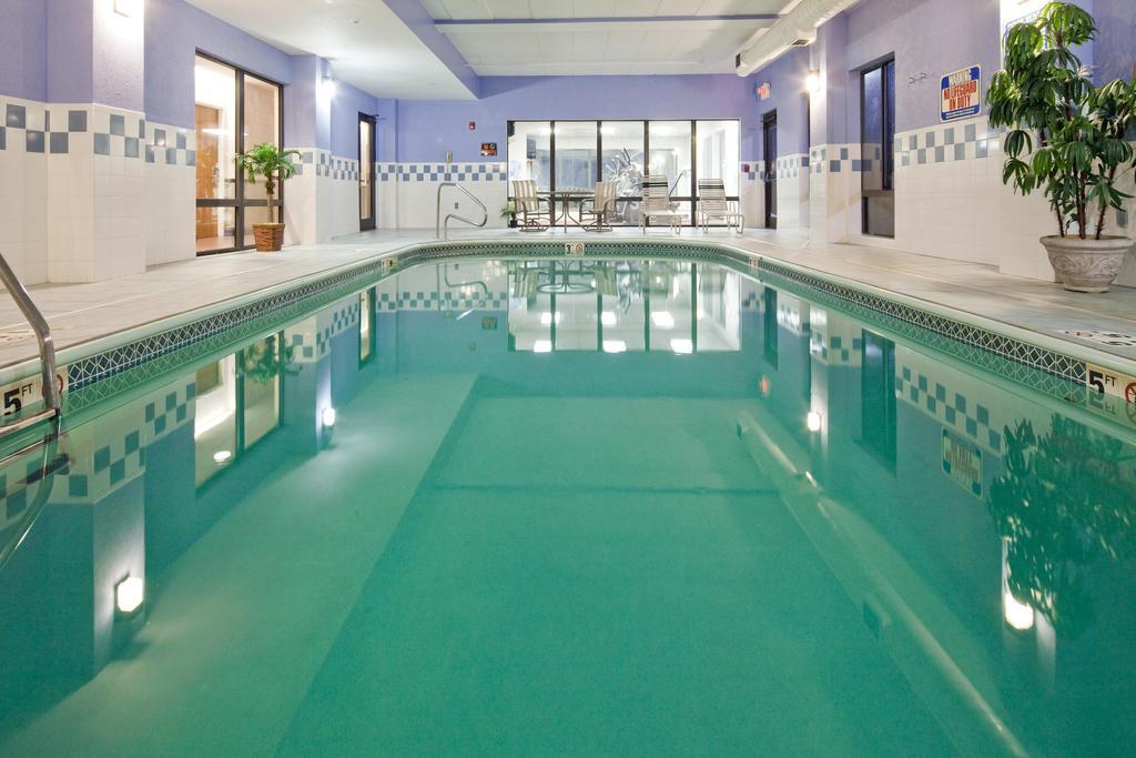 Holiday Inn Express Cincinnati-Лоурънсбърг Екстериор снимка