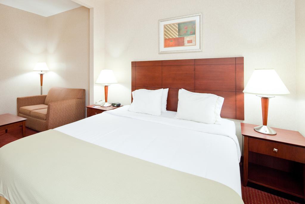 Holiday Inn Express Cincinnati-Лоурънсбърг Екстериор снимка