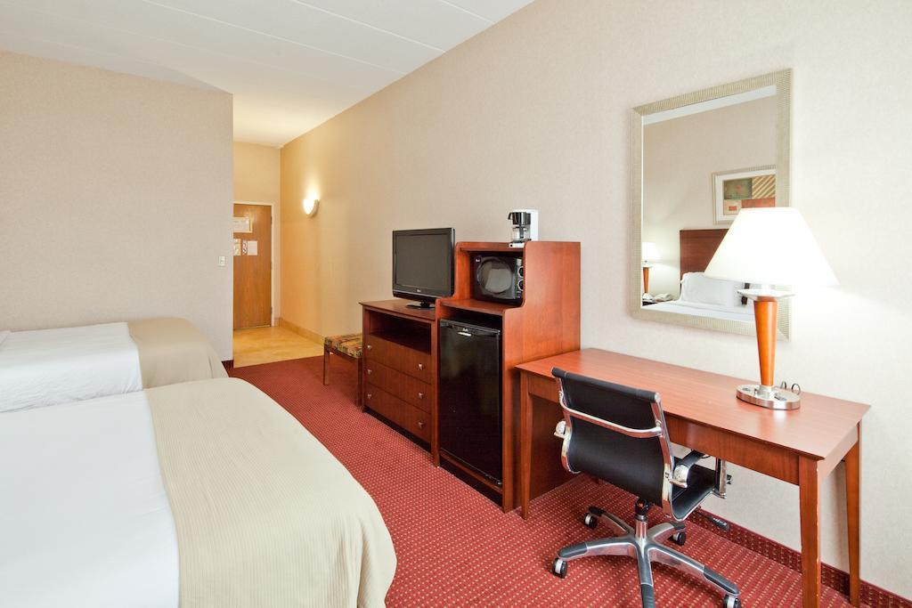 Holiday Inn Express Cincinnati-Лоурънсбърг Екстериор снимка