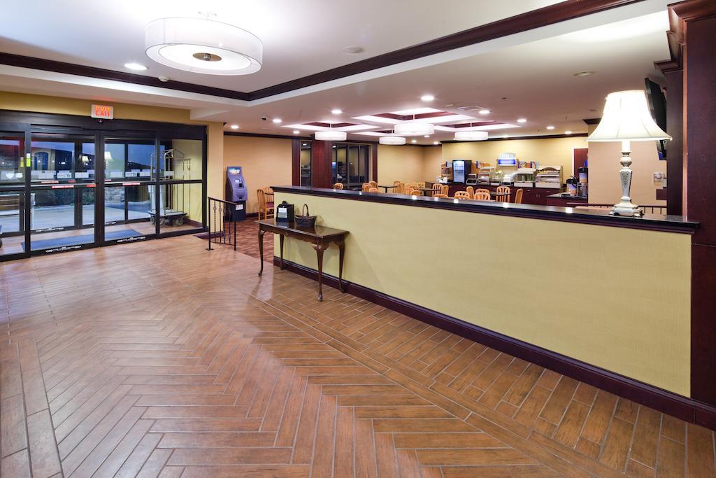 Holiday Inn Express Cincinnati-Лоурънсбърг Екстериор снимка