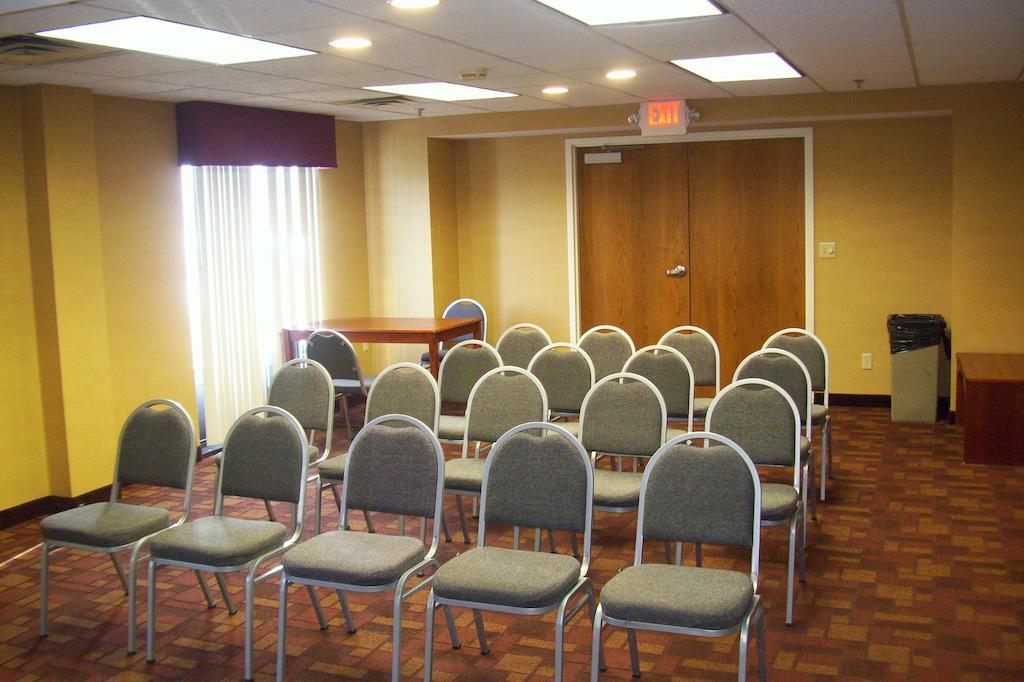 Holiday Inn Express Cincinnati-Лоурънсбърг Екстериор снимка