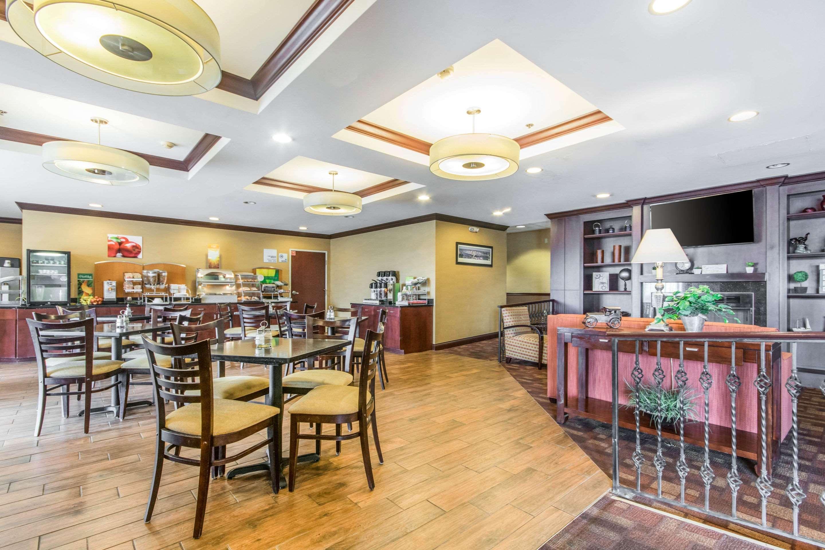 Holiday Inn Express Cincinnati-Лоурънсбърг Екстериор снимка