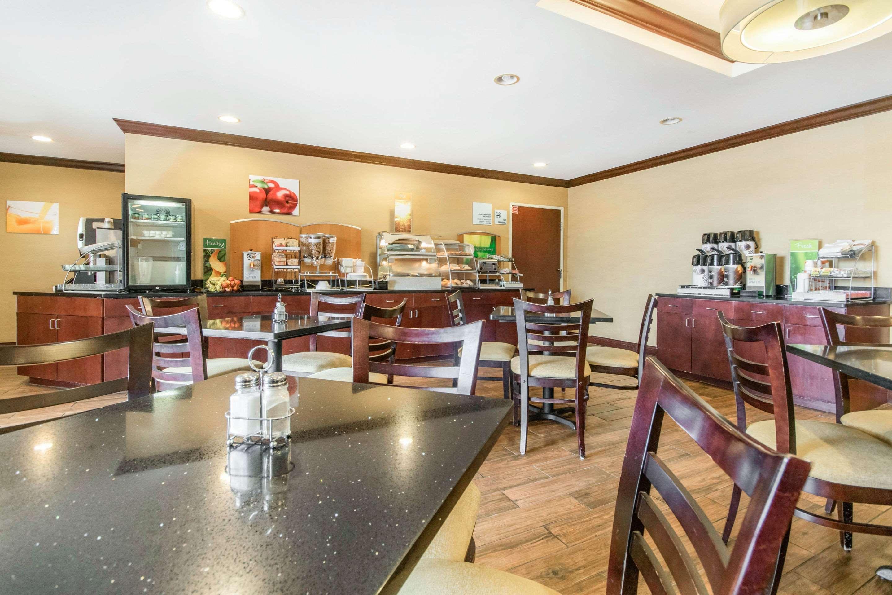 Holiday Inn Express Cincinnati-Лоурънсбърг Екстериор снимка