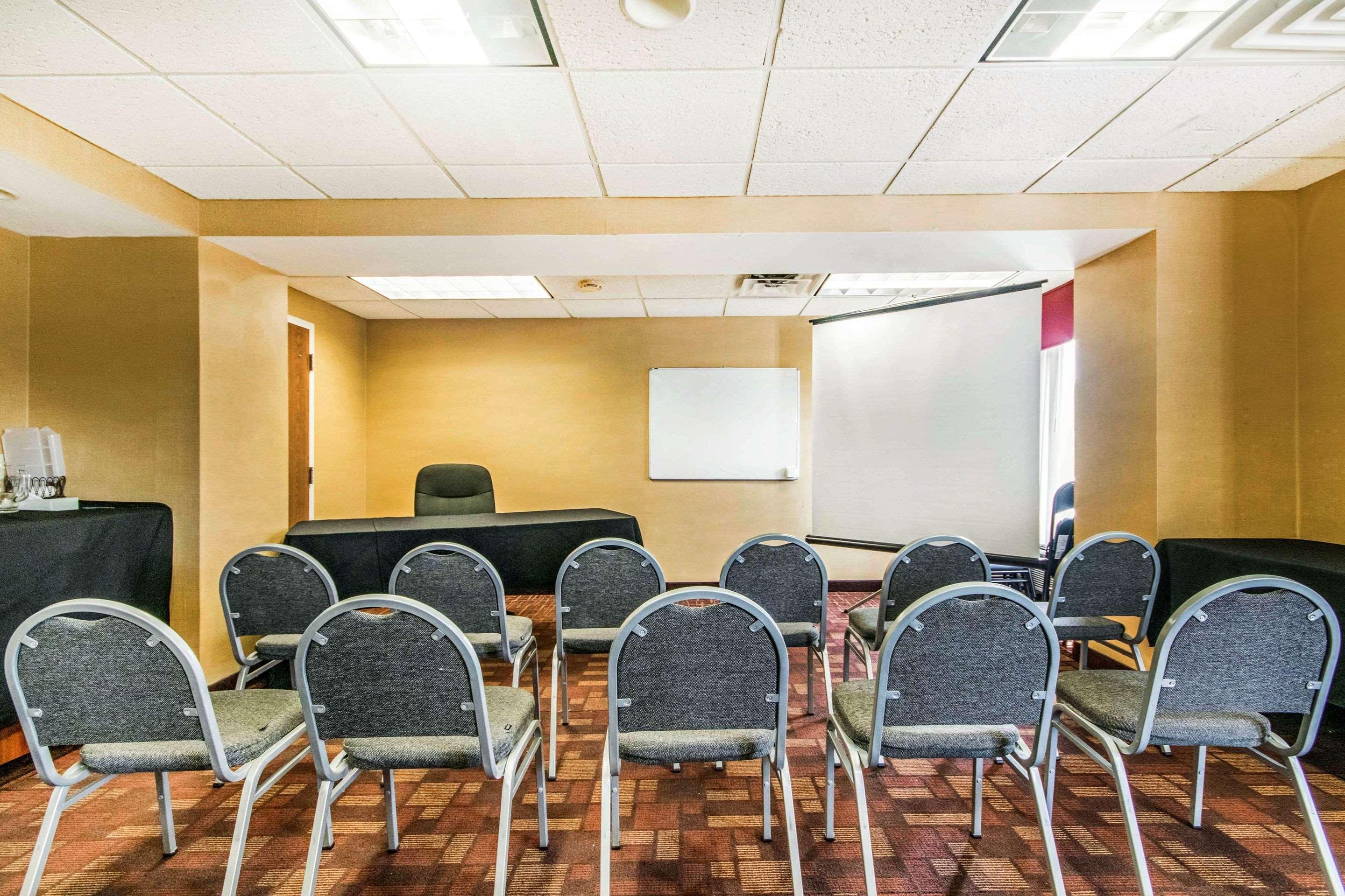 Holiday Inn Express Cincinnati-Лоурънсбърг Екстериор снимка