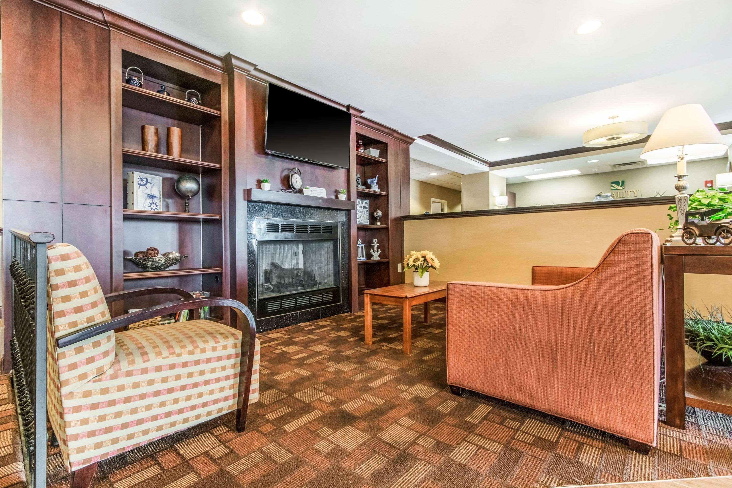 Holiday Inn Express Cincinnati-Лоурънсбърг Екстериор снимка
